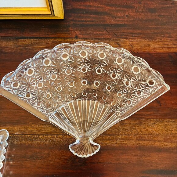 Vintage Glass Candy Trinket Dish Fan Shaped Classic Cottagecore Table Decor 50s - Picture 5 of 8